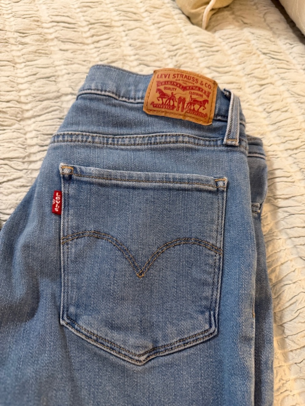 Levi's Women's 312 Shaping Slim Jeans-EUC - Picture 2 of 4
